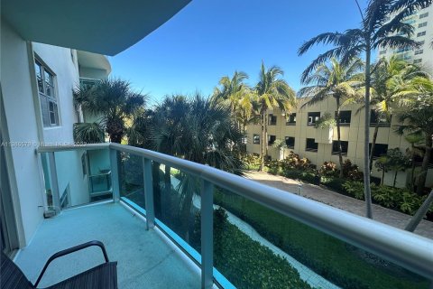 Condo in Hollywood, Florida, 1 bedroom  № 496349 - photo 8