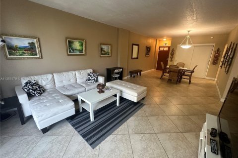 Condo in Hollywood, Florida, 1 bedroom  № 496349 - photo 6