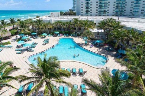 Condo in Hollywood, Florida, 1 bedroom  № 496349 - photo 14