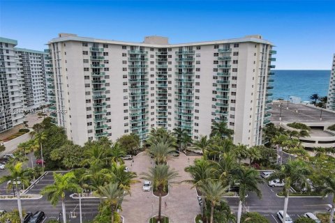 Copropriété à louer à Hollywood, Floride: 1 chambre, 81.2 m2 № 496349 - photo 1