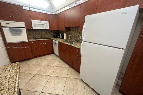 Condo in Hollywood, Florida, 1 bedroom  № 496349 - photo 2