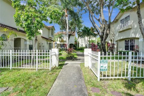 Townhouse in Pembroke Pines, Florida 3 bedrooms, 151.9 sq.m. № 1360339 - photo 24