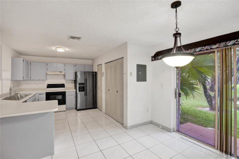 Townhouse in Pembroke Pines, Florida 3 bedrooms, 151.9 sq.m. № 1360339 - photo 8