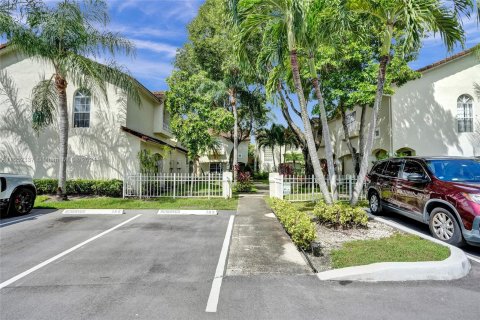 Townhouse in Pembroke Pines, Florida 3 bedrooms, 151.9 sq.m. № 1360339 - photo 25