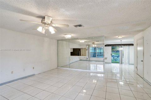 Townhouse in Pembroke Pines, Florida 3 bedrooms, 151.9 sq.m. № 1360339 - photo 3