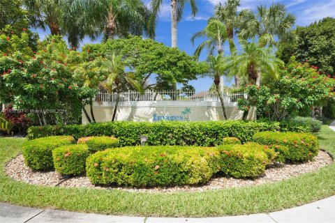 Townhouse in Pembroke Pines, Florida 3 bedrooms, 151.9 sq.m. № 1360339 - photo 1