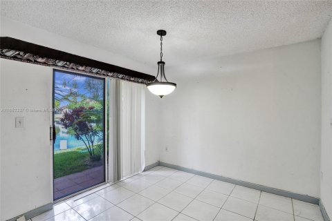 Townhouse in Pembroke Pines, Florida 3 bedrooms, 151.9 sq.m. № 1360339 - photo 13