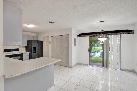 Townhouse in Pembroke Pines, Florida 3 bedrooms, 151.9 sq.m. № 1360339 - photo 6