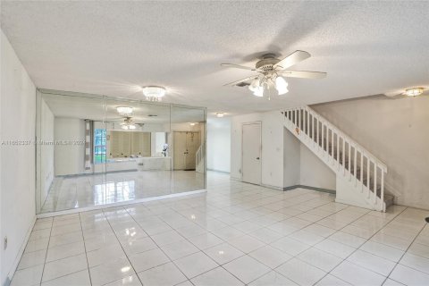 Townhouse in Pembroke Pines, Florida 3 bedrooms, 151.9 sq.m. № 1360339 - photo 4