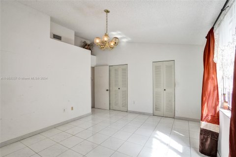 Townhouse in Pembroke Pines, Florida 3 bedrooms, 151.9 sq.m. № 1360339 - photo 11