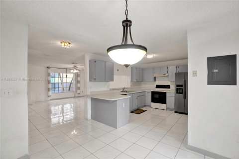 Townhouse in Pembroke Pines, Florida 3 bedrooms, 151.9 sq.m. № 1360339 - photo 10