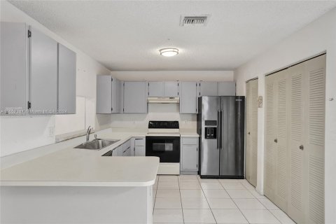 Townhouse in Pembroke Pines, Florida 3 bedrooms, 151.9 sq.m. № 1360339 - photo 9