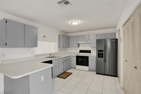 Townhouse in Pembroke Pines, Florida 3 bedrooms, 151.9 sq.m. № 1360339 - photo 7