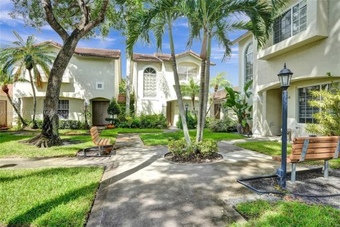 Townhouse in Pembroke Pines, Florida 3 bedrooms, 151.9 sq.m. № 1360339 - photo 2