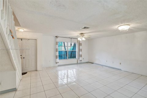 Townhouse in Pembroke Pines, Florida 3 bedrooms, 151.9 sq.m. № 1360339 - photo 5