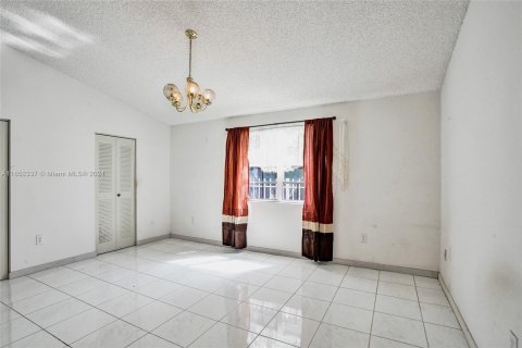 Townhouse in Pembroke Pines, Florida 3 bedrooms, 151.9 sq.m. № 1360339 - photo 12