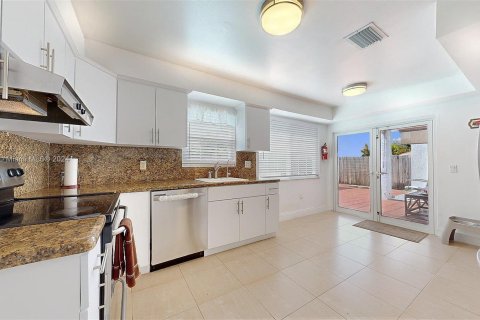 Casa en venta en Miami, Florida, 3 dormitorios, 194.82 m2 № 1360338 - foto 9