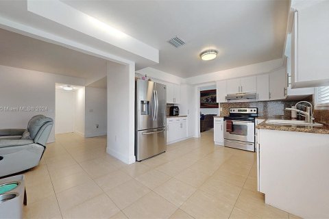 Casa en venta en Miami, Florida, 3 dormitorios, 194.82 m2 № 1360338 - foto 5