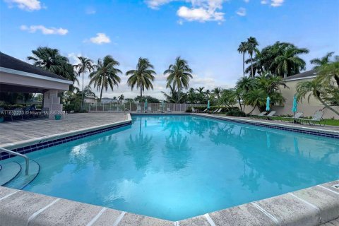 Casa en venta en Miami, Florida, 3 dormitorios, 194.82 m2 № 1360338 - foto 11