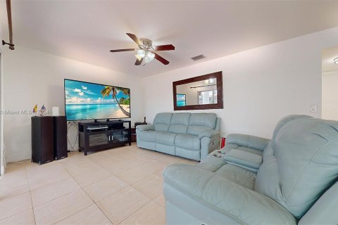 House in Miami, Florida 3 bedrooms, 194.82 sq.m. № 1360338 - photo 4