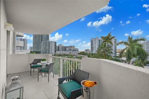 Condo in Miami Beach, Florida, 2 bedrooms  № 1421728 - photo 5