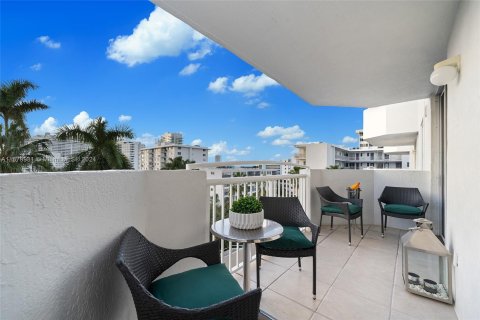 Condo in Miami Beach, Florida, 2 bedrooms  № 1421728 - photo 4