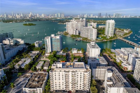 Condo in Miami Beach, Florida, 2 bedrooms  № 1421728 - photo 15