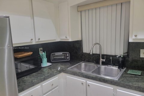 Condo in West Palm Beach, Florida, 1 bedroom  № 1345441 - photo 14