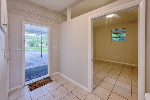 House in Miami, Florida 3 bedrooms, 158.86 sq.m. № 1374382 - photo 29