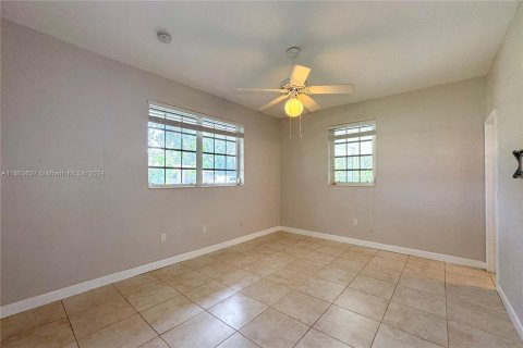 House in Miami, Florida 3 bedrooms, 158.86 sq.m. № 1374382 - photo 13