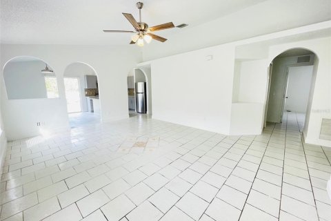 House in Orlando, Florida 4 bedrooms, 142.42 sq.m. № 1388887 - photo 4