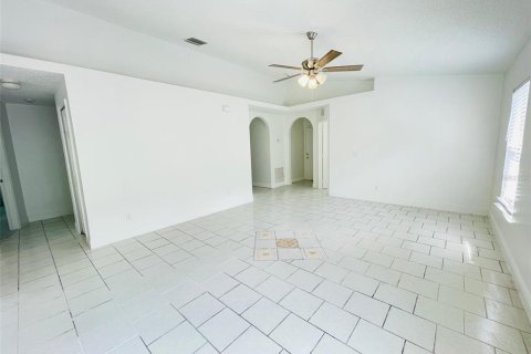 House in Orlando, Florida 4 bedrooms, 142.42 sq.m. № 1388887 - photo 5