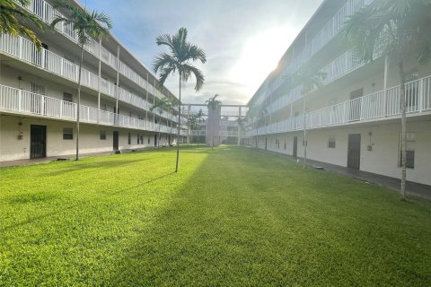 Condominio en venta en Lauderhill, Florida, 1 dormitorio, 68.28 m2 № 816064 - foto 7