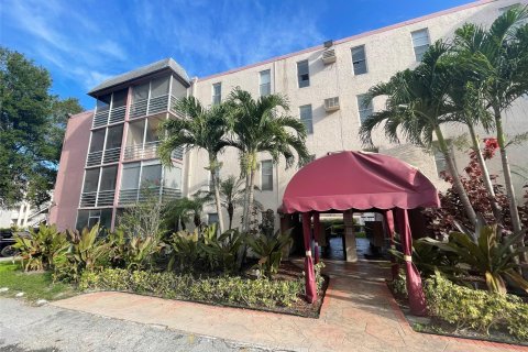 Condominio en venta en Lauderhill, Florida, 1 dormitorio, 68.28 m2 № 816064 - foto 1