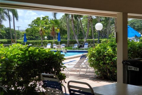 Copropriété à vendre à Pompano Beach, Floride: 2 chambres, 102.19 m2 № 779012 - photo 1