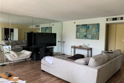 Condo in Fort Lauderdale, Florida, 1 bedroom  № 1146153 - photo 2