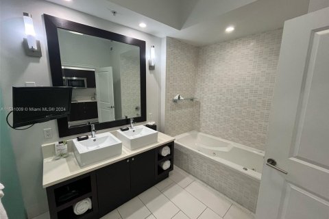 Condominio en venta en Doral, Florida, 1 dormitorio, 65.5 m2 № 1006677 - foto 12