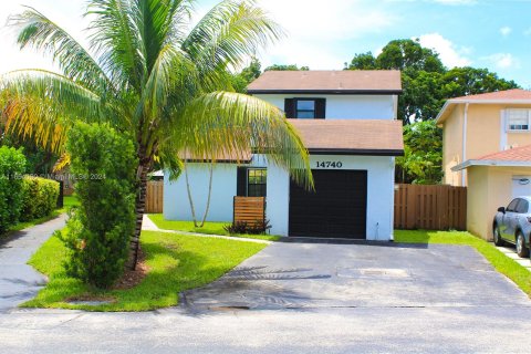 House in Miami, Florida 3 bedrooms, 144 sq.m. № 1348790 - photo 1