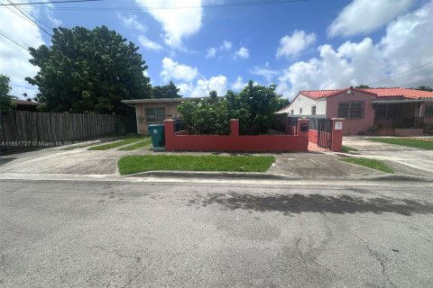 Propiedad comercial en venta en Miami, Florida, 231.33 m2 № 1348786 - foto 1