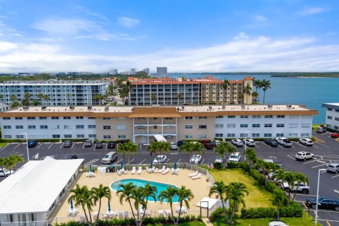 Condo in North Palm Beach, Florida, 1 bedroom  № 1175091 - photo 2