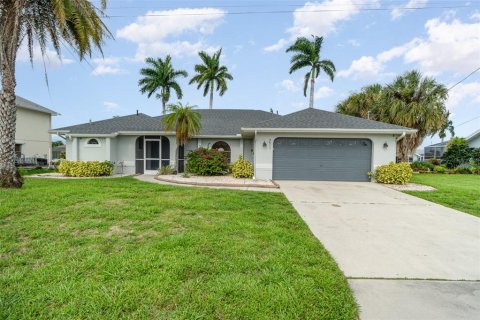 House in Cape Coral, Florida 4 bedrooms, 213.02 sq.m. № 1303910 - photo 3