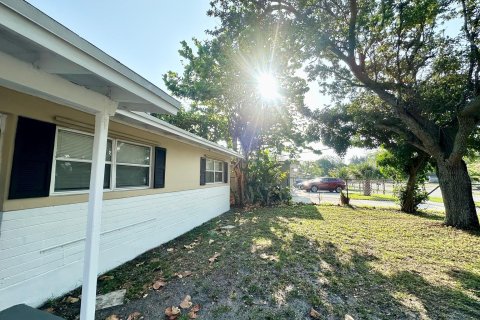 House in Fort Lauderdale, Florida 4 bedrooms, 104.79 sq.m. № 1174865 - photo 1