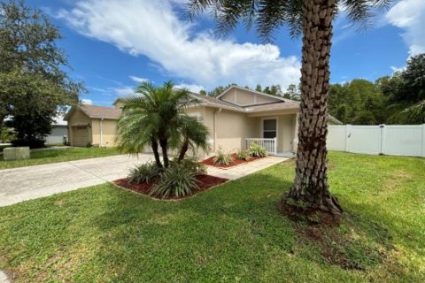 Villa ou maison à louer à Land O' Lakes, Floride: 3 chambres, 137.87 m2 № 1341162 - photo 1