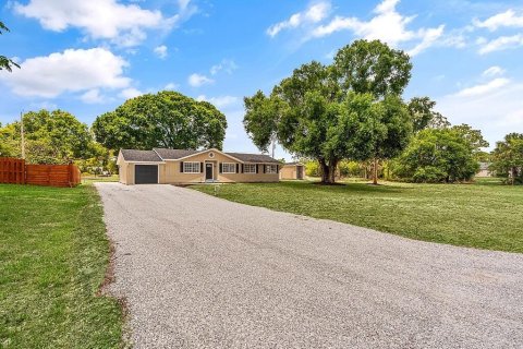 House in Vero Beach, Florida 4 bedrooms, 134.15 sq.m. № 1216277 - photo 1