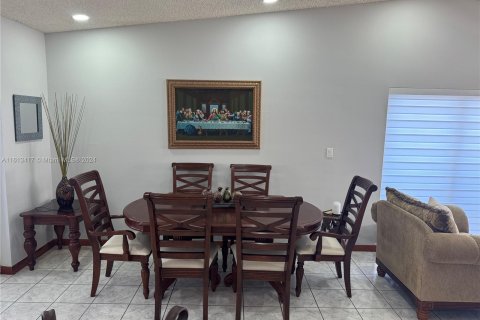 Casa en venta en Hialeah Gardens, Florida, 3 dormitorios, 136.75 m2 № 1235293 - foto 13