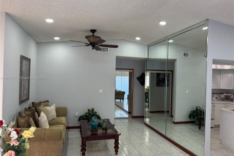 Casa en venta en Hialeah Gardens, Florida, 3 dormitorios, 136.75 m2 № 1235293 - foto 9