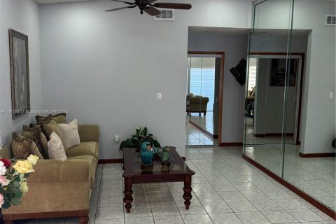 House in Hialeah Gardens, Florida 3 bedrooms, 136.75 sq.m. № 1235293 - photo 10