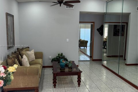 Casa en venta en Hialeah Gardens, Florida, 3 dormitorios, 136.75 m2 № 1235293 - foto 7