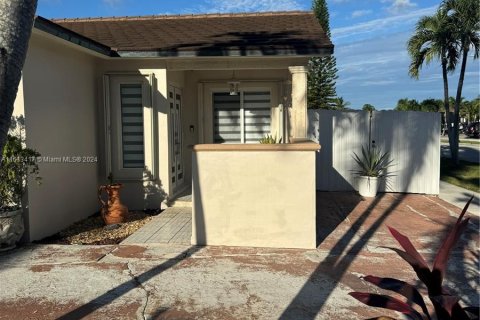 House in Hialeah Gardens, Florida 3 bedrooms, 136.75 sq.m. № 1235293 - photo 1