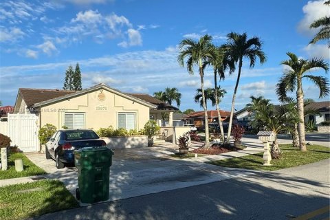 Villa ou maison à vendre à Hialeah Gardens, Floride: 3 chambres, 136.75 m2 № 1235293 - photo 2